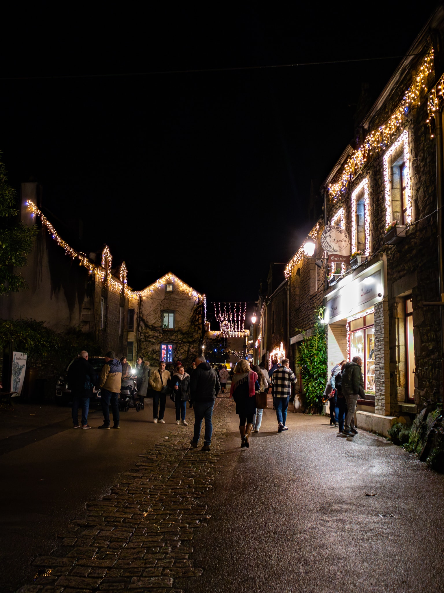 Rue principale de Rochefort-en-Terre décorée