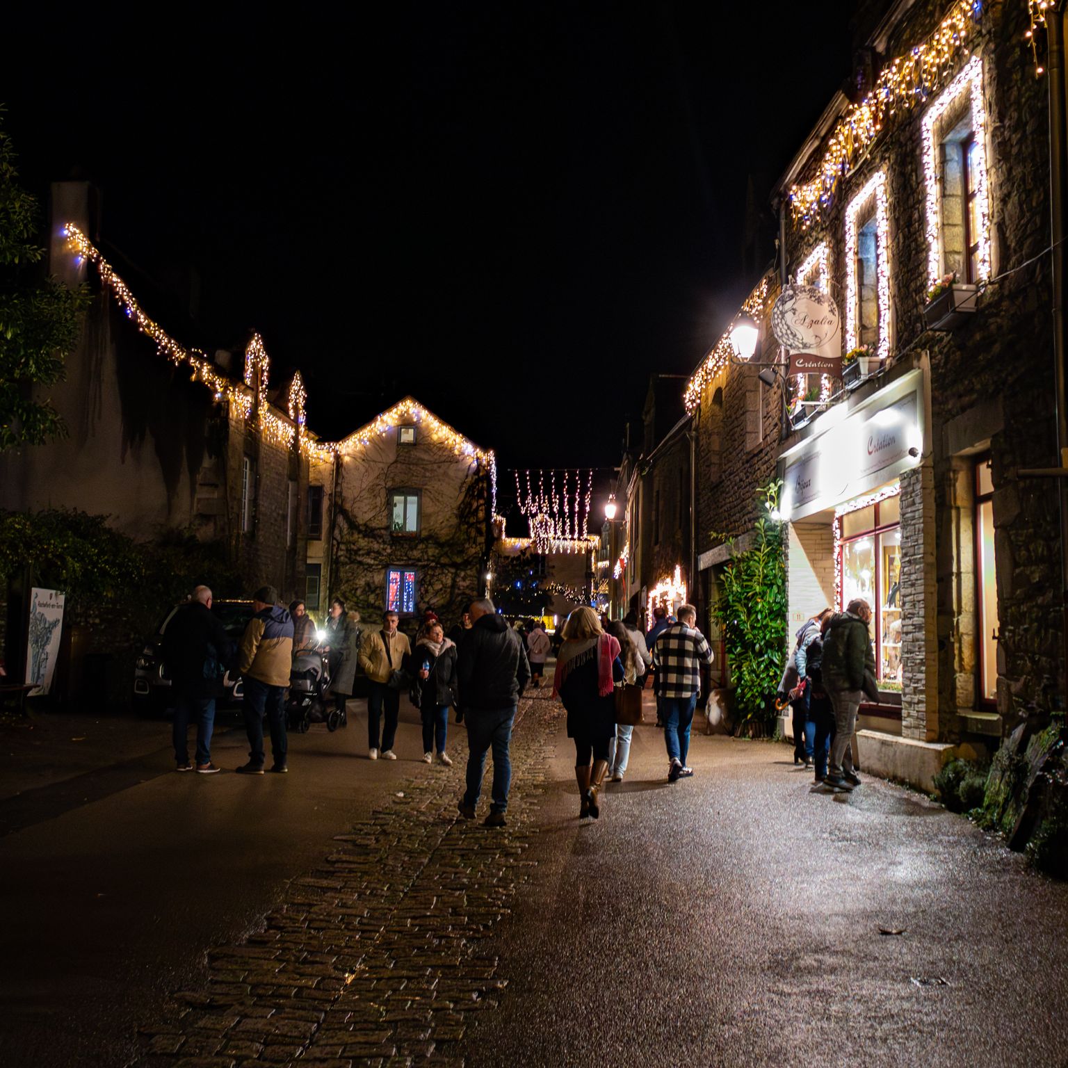 Rue principale de Rochefort-en-Terre décorée