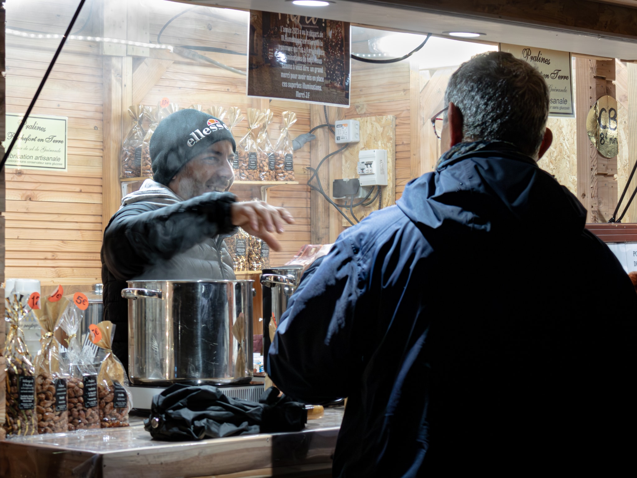 Vendeur de vin chaud qui échange avec un client