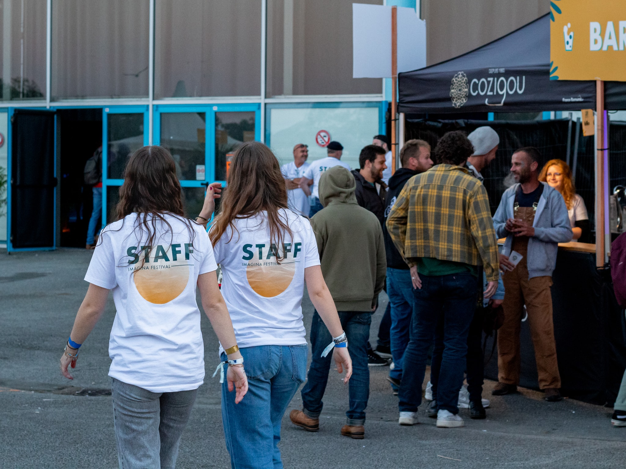 Deux membres du staff de dos, qui marchent