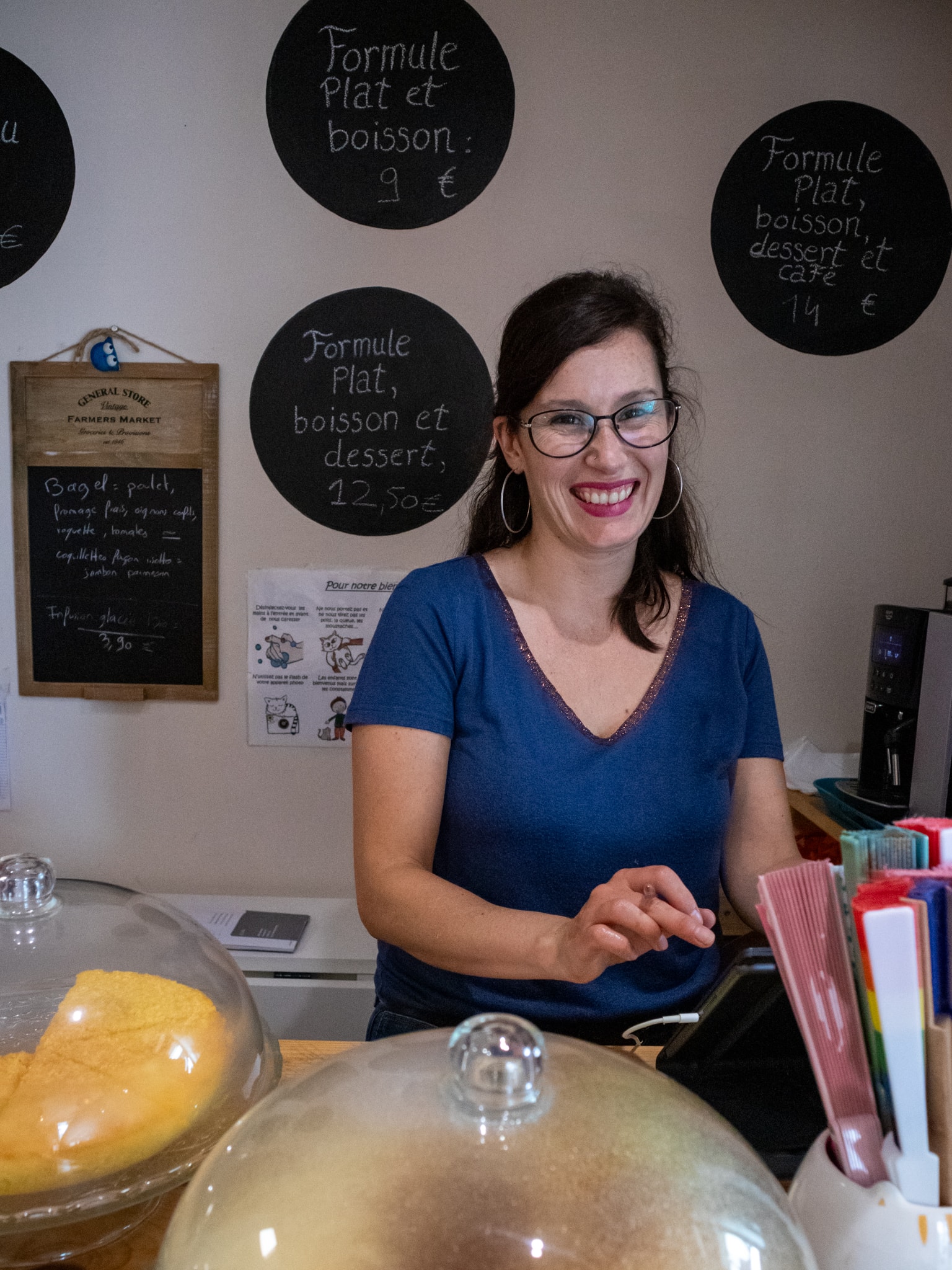 Leïla, la responsable du bar à chats